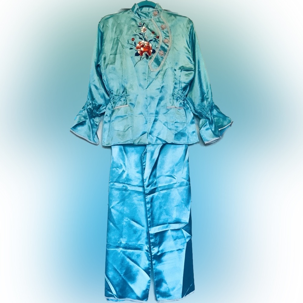 BEAUTIFUL Vintage silky Chinese embroidered pajamas with pink detailing